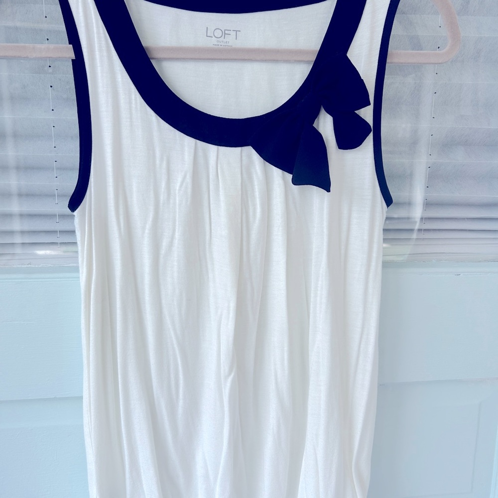 Adorable LOFT top with bow xs petite